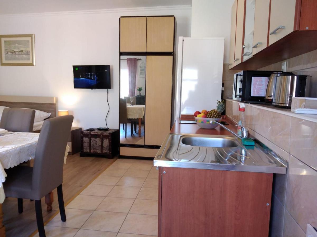 M&K Studio Apartment Tisno Luaran gambar